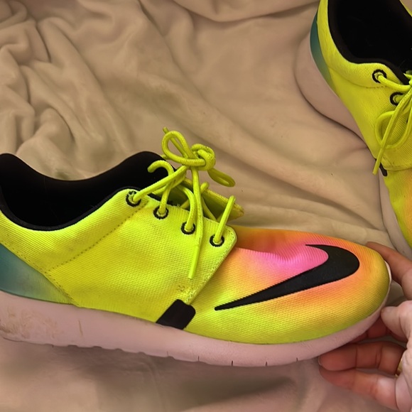 Neon Nike shoe. Fits women &.5 - Picture 2 of 4